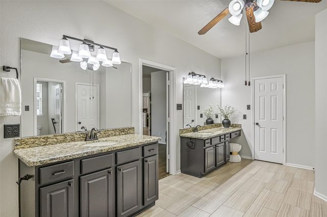 800 W Lake Circle, Friendswood, TX 77546