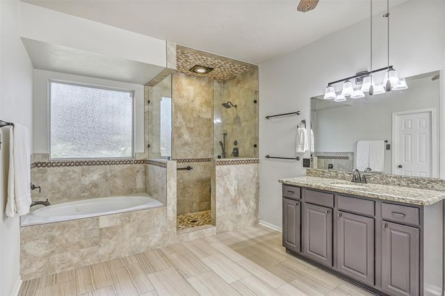 800 W Lake Circle, Friendswood, TX 77546