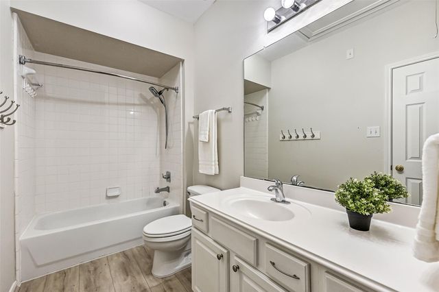 800 W Lake Circle, Friendswood, TX 77546