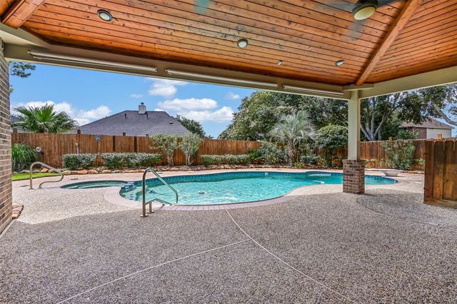 800 W Lake Circle, Friendswood, TX 77546