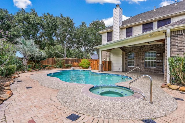 800 W Lake Circle, Friendswood, TX 77546