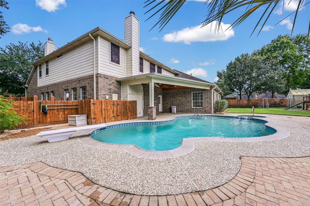 800 W Lake Circle, Friendswood, TX 77546