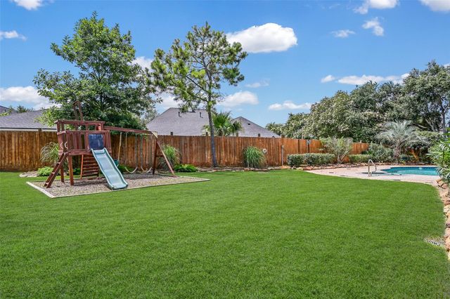 800 W Lake Circle, Friendswood, TX 77546