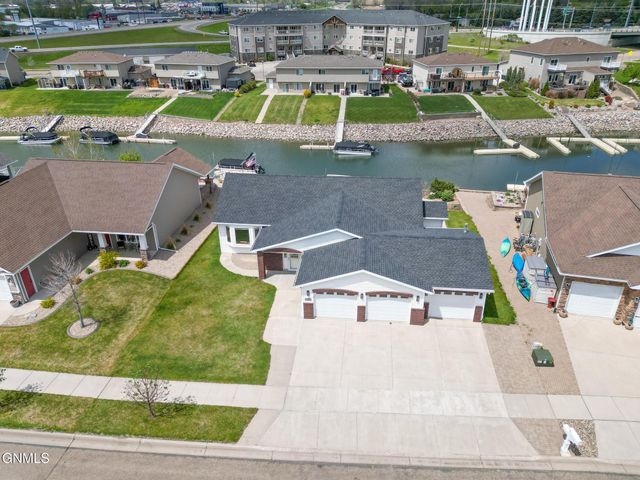 2109 Bridgeview Court SE, Mandan, ND 58554 property photo