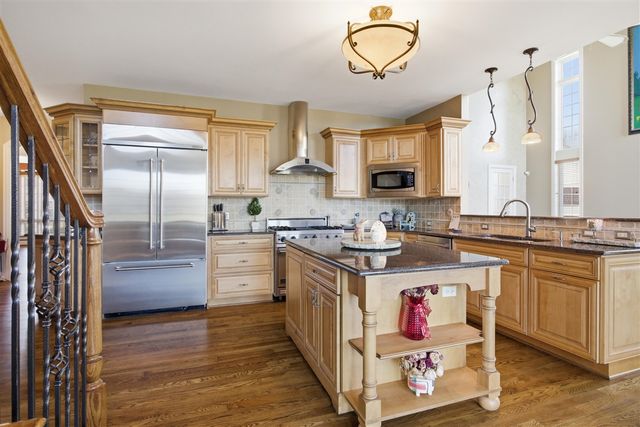 49166 Dominion Court, Canton, MI 48187