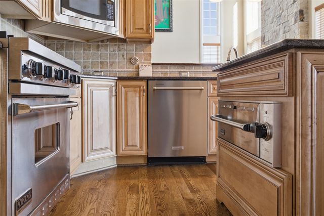 49166 Dominion Court, Canton, MI 48187