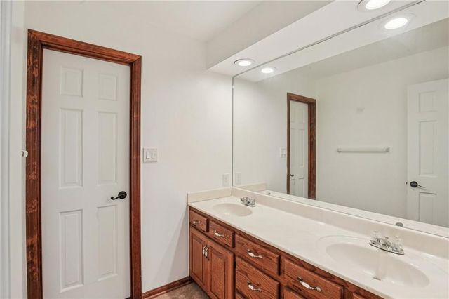 3225 Meadow Road, Leavenworth, KS 66048