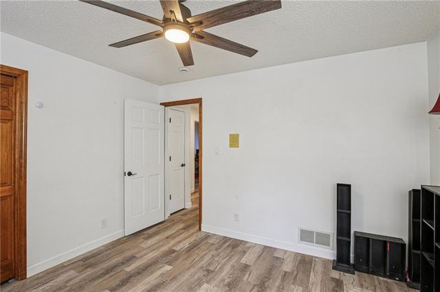 3225 Meadow Road, Leavenworth, KS 66048