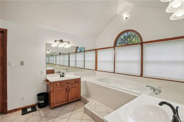 3225 Meadow Road, Leavenworth, KS 66048