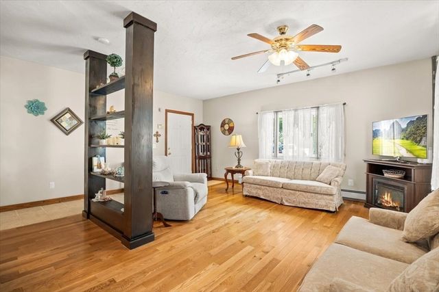 28 Union St A, Rockland, MA 02370