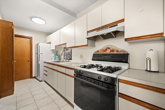 28 Union St A, Rockland, MA 02370