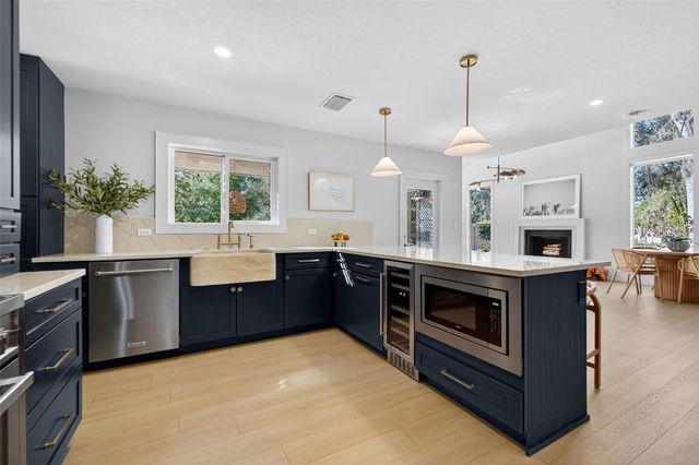 914 W IDLEWILD AVENUE, Tampa, FL 33604