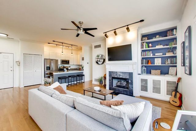 2342 W Bloomingdale Avenue 401, Chicago, IL 60647