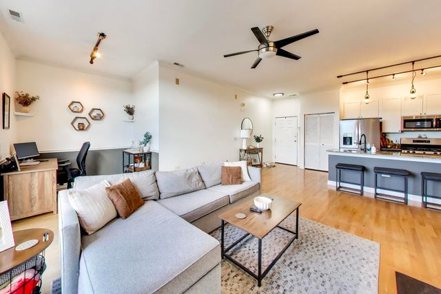 2342 W Bloomingdale Avenue 401, Chicago, IL 60647