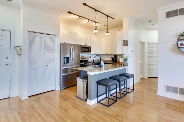 2342 W Bloomingdale Avenue 401, Chicago, IL 60647