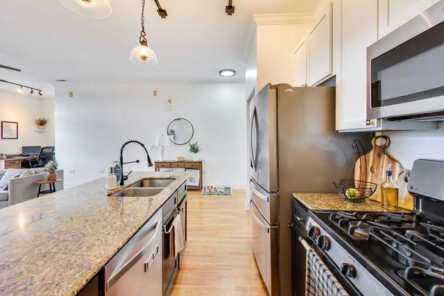 2342 W Bloomingdale Avenue 401, Chicago, IL 60647