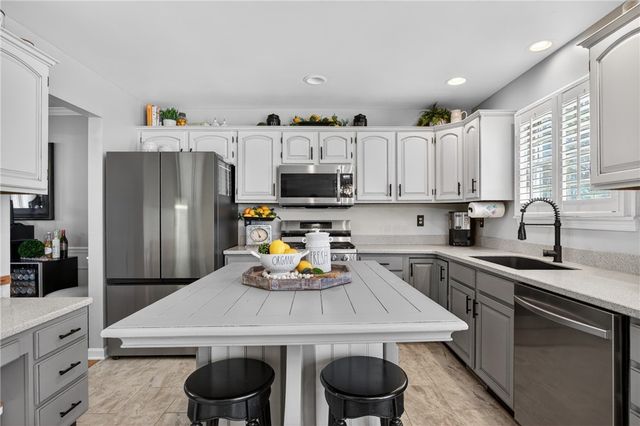 719 Marvle Valley Dr, Bethel Park, PA 15102