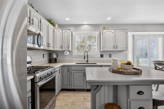 719 Marvle Valley Dr, Bethel Park, PA 15102