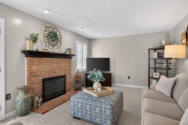 719 Marvle Valley Dr, Bethel Park, PA 15102