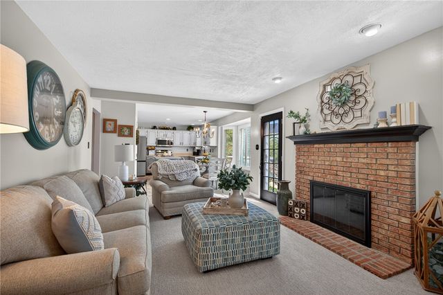 719 Marvle Valley Dr, Bethel Park, PA 15102