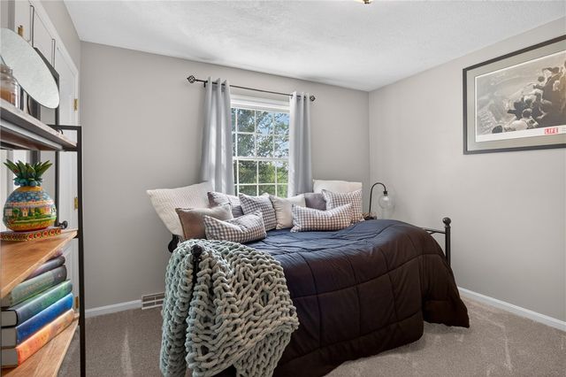 719 Marvle Valley Dr, Bethel Park, PA 15102