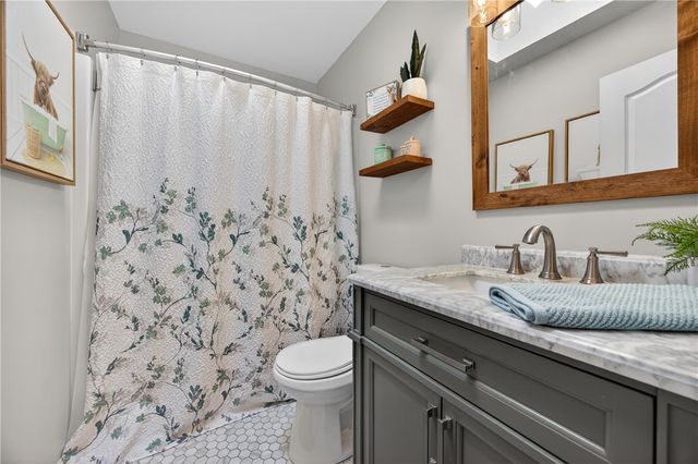 719 Marvle Valley Dr, Bethel Park, PA 15102