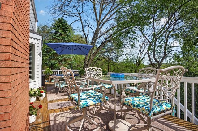 719 Marvle Valley Dr, Bethel Park, PA 15102