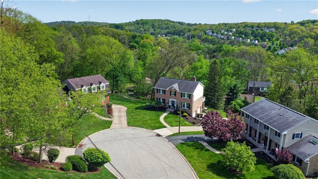 719 Marvle Valley Dr, Bethel Park, PA 15102