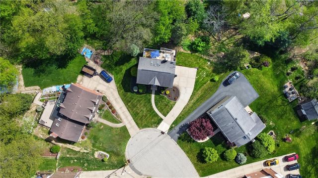 719 Marvle Valley Dr, Bethel Park, PA 15102