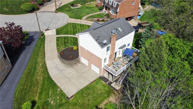 719 Marvle Valley Dr, Bethel Park, PA 15102