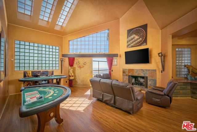 2189 Sunset Plaza Drive, Los Angeles, CA 90069