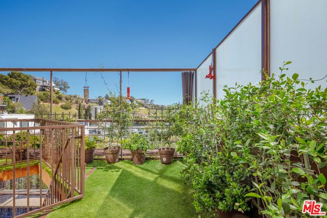 2189 Sunset Plaza Drive, Los Angeles, CA 90069