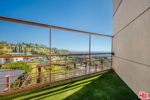 2189 Sunset Plaza Drive, Los Angeles, CA 90069