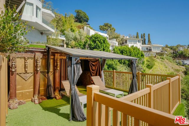 2189 Sunset Plaza Drive, Los Angeles, CA 90069