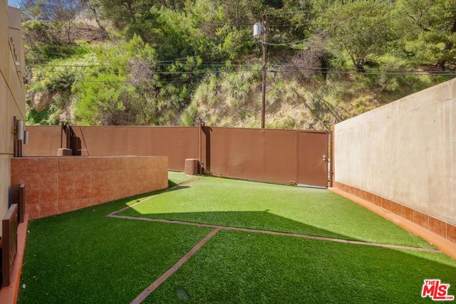 2189 Sunset Plaza Drive, Los Angeles, CA 90069