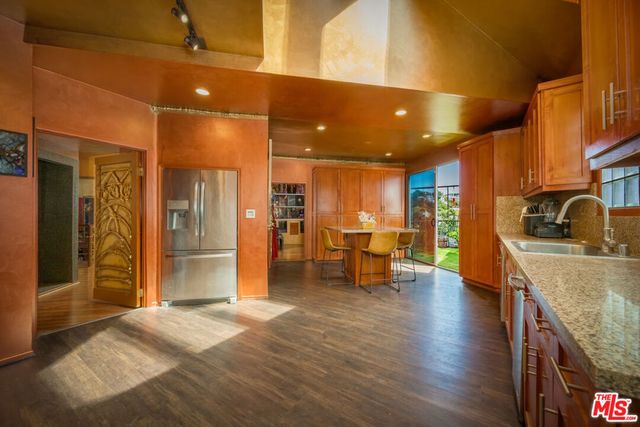2189 Sunset Plaza Drive, Los Angeles, CA 90069