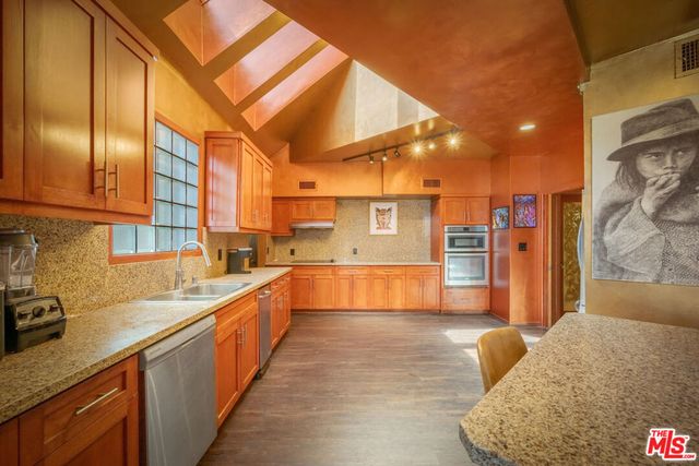 2189 Sunset Plaza Drive, Los Angeles, CA 90069