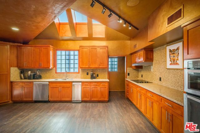 2189 Sunset Plaza Drive, Los Angeles, CA 90069