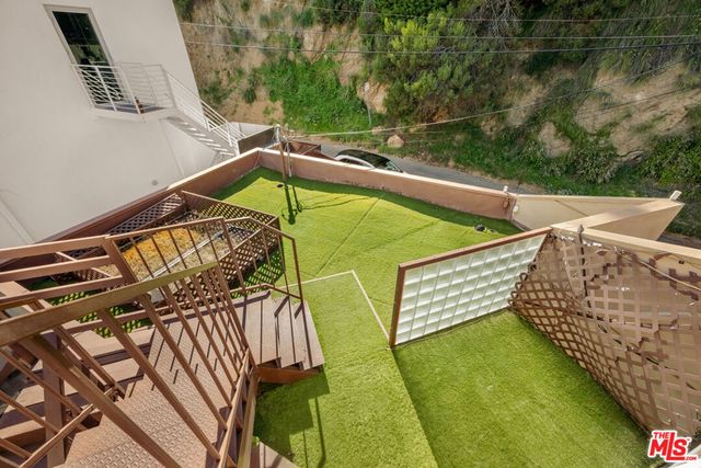2189 Sunset Plaza Drive, Los Angeles, CA 90069