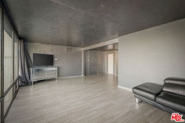 2189 Sunset Plaza Drive, Los Angeles, CA 90069