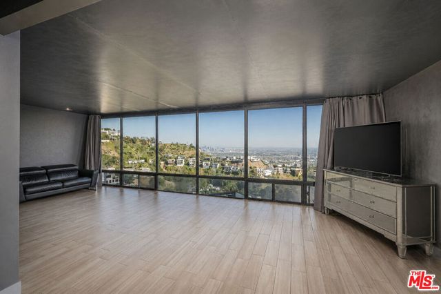 2189 Sunset Plaza Drive, Los Angeles, CA 90069
