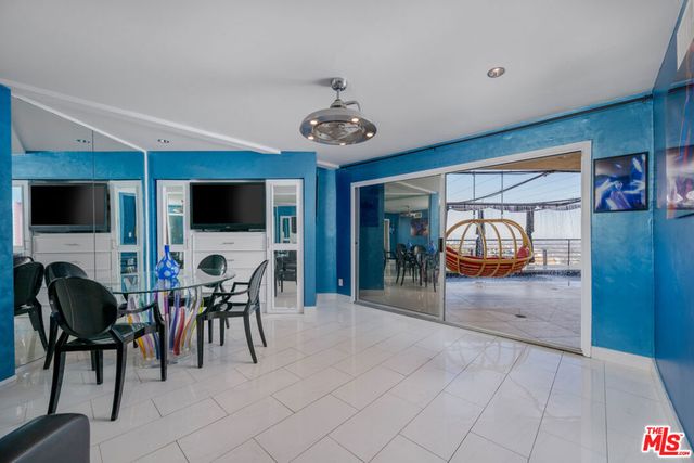 2189 Sunset Plaza Drive, Los Angeles, CA 90069