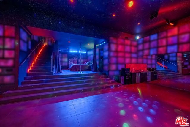 2189 Sunset Plaza Drive, Los Angeles, CA 90069