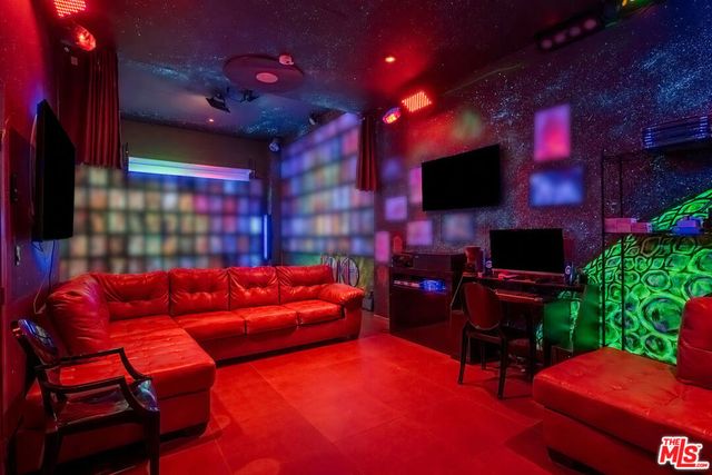 2189 Sunset Plaza Drive, Los Angeles, CA 90069