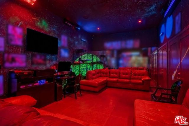 2189 Sunset Plaza Drive, Los Angeles, CA 90069
