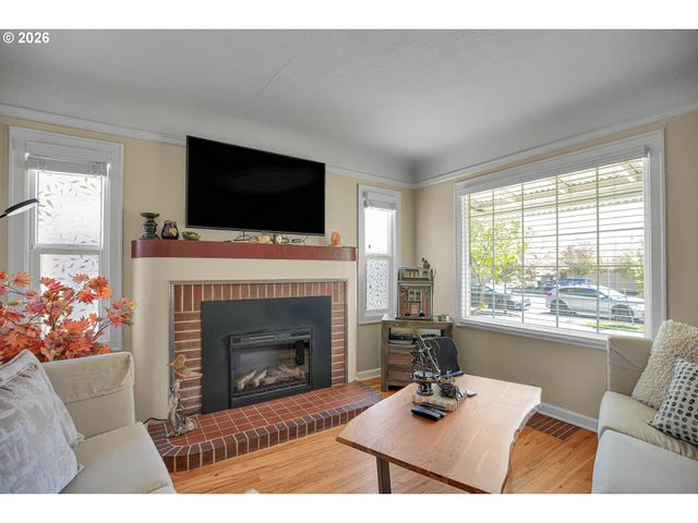 336 Nw 3RD Ave, Canby, OR 97013