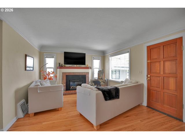 336 Nw 3RD Ave, Canby, OR 97013