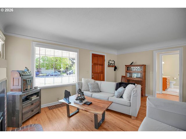 336 Nw 3RD Ave, Canby, OR 97013