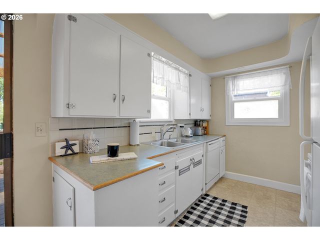 336 Nw 3RD Ave, Canby, OR 97013