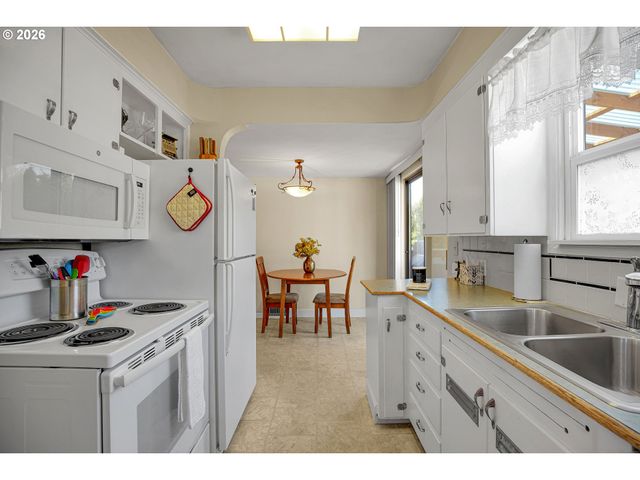 336 Nw 3RD Ave, Canby, OR 97013